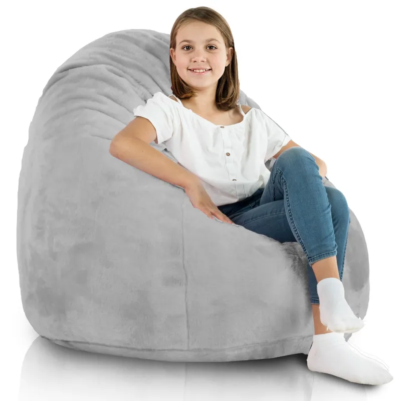 Puff en peluche gris, parfait pour ajouter du confort à votre intérieur