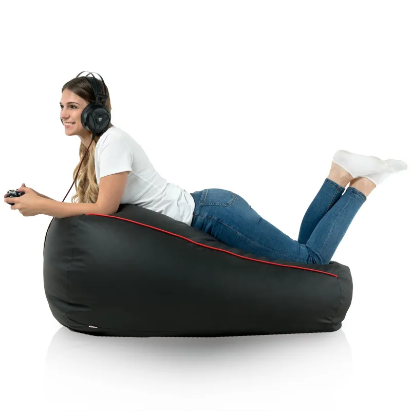 Pouf noir chic qui améliore l'esthétique de n'importe quelle pièce