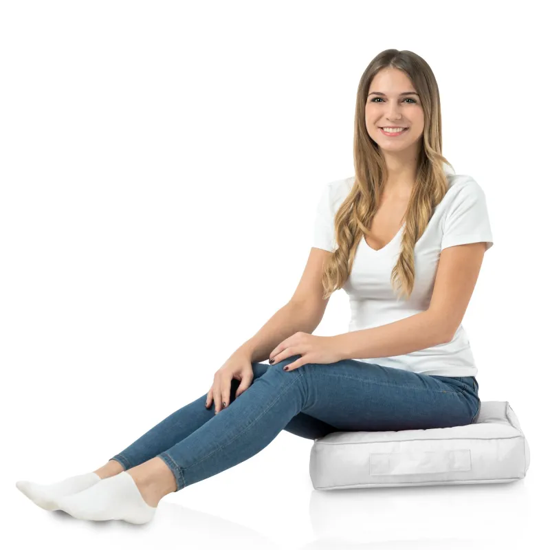 Coussin carré blanc doux et texturé pour un confort supplémentaire en extérieur