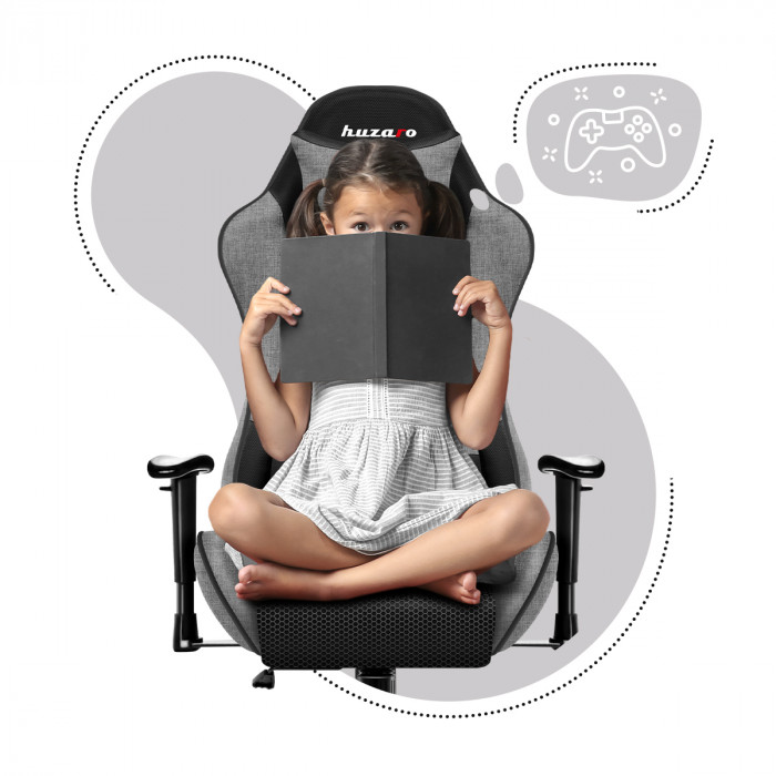 Une fille assise sur la chaise de jeu Huzaro Ranger 6.0 Grey Mesh, tenant un livre ouvert dans ses mains.