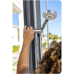 Douche solaire Bestway 58696, moyen pratique de se détendre après une journée en plein air