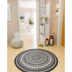 Tapis en sisal noir, moderne et élégant pour des espaces contemporains