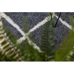 Tapis gris élégant, parfait pour un intérieur moderne et chaleureux