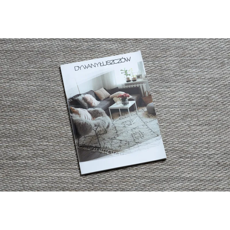 Tapis en sisal au design moderne, parfait pour les intérieurs contemporains