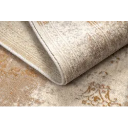 Tapis qui ajoute du charme à votre salon, parfait pour les espaces de détente