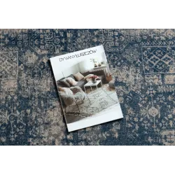 Tapis bleu foncé avec accents beiges, parfait pour le salon
