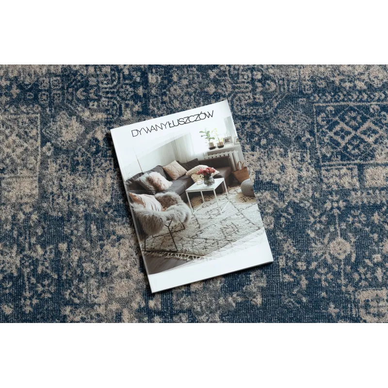 Tapis bleu foncé avec accents beiges, parfait pour le salon