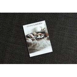 Tapis élégant en noir et crème, parfait pour le salon