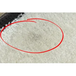 Tapis avec texture lisse, parfait pour les intérieurs contemporains