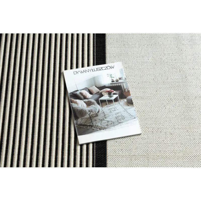 Tapis élégant en sisal crème et noir, parfait pour les intérieurs modernes