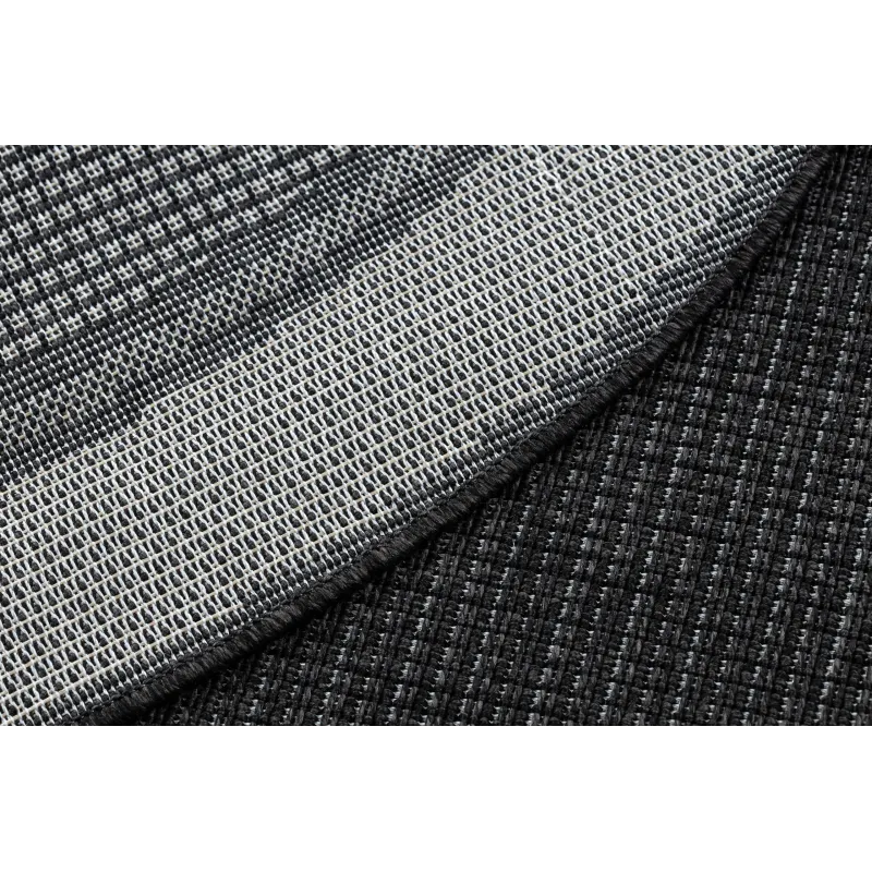 Tapis en sisal à texture lisse, idéal pour des espaces modernes extérieurs