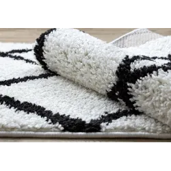 Le tapis BERBER CROSS blanc - parfait pour un salon contemporain