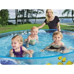 Piscine de jardin bleue, parfaite pour se détendre à l'extérieur