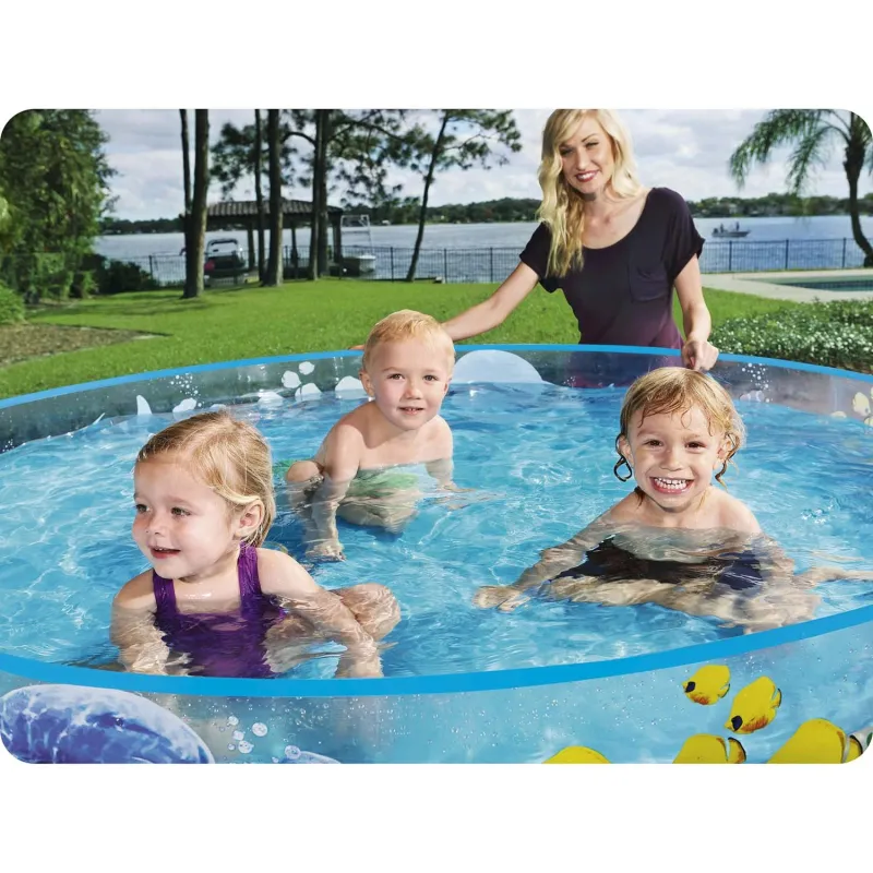 Piscine de jardin bleue, parfaite pour se détendre à l'extérieur