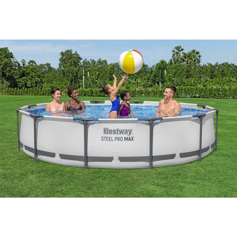 Piscine de jardin bleue, idéale pour se détendre en été dans le jardin