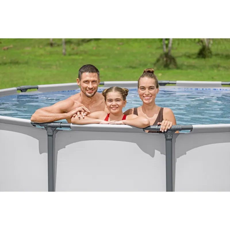 Piscine avec structure, idéale pour les journées d'été en famille