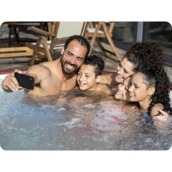 SPA gonflable Lay-Z Helsinki, parfait pour des rencontres entre amis dans le jardin