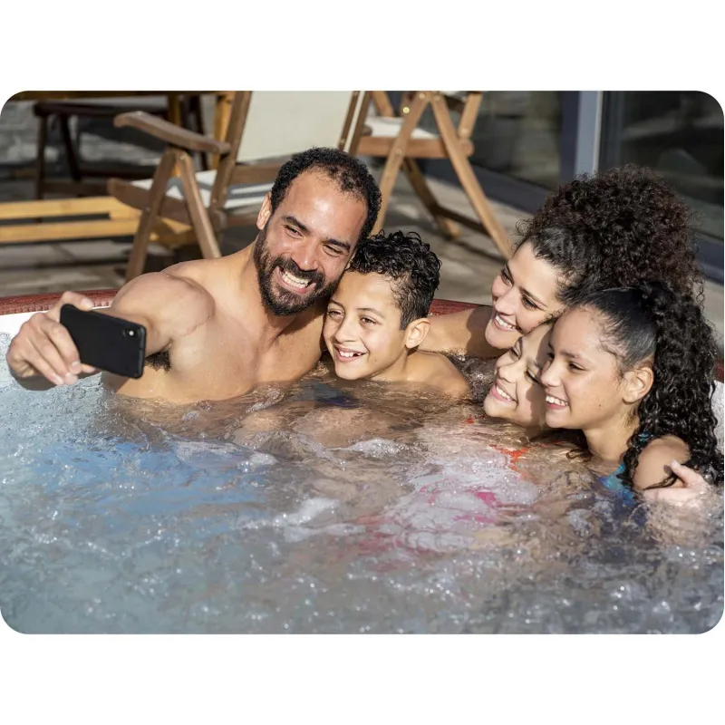 SPA gonflable Lay-Z Helsinki, parfait pour des rencontres entre amis dans le jardin