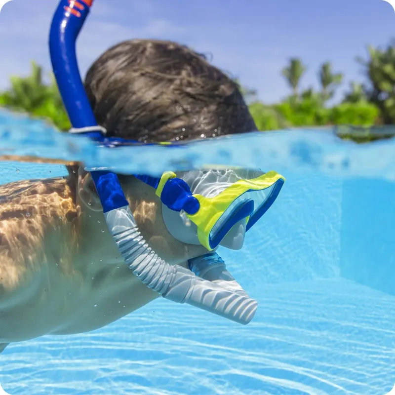 Ensemble de plongée élégant bleu marine-gris, parfait pour le snorkeling