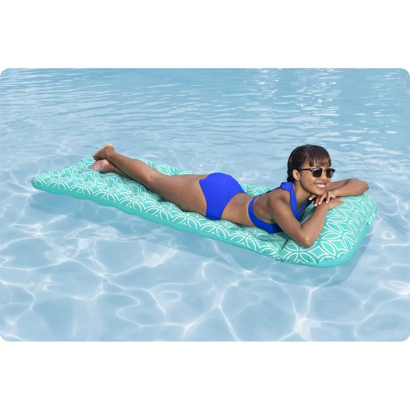 Matelas gonflable bleu, parfait pour s'amuser en été dans la piscine