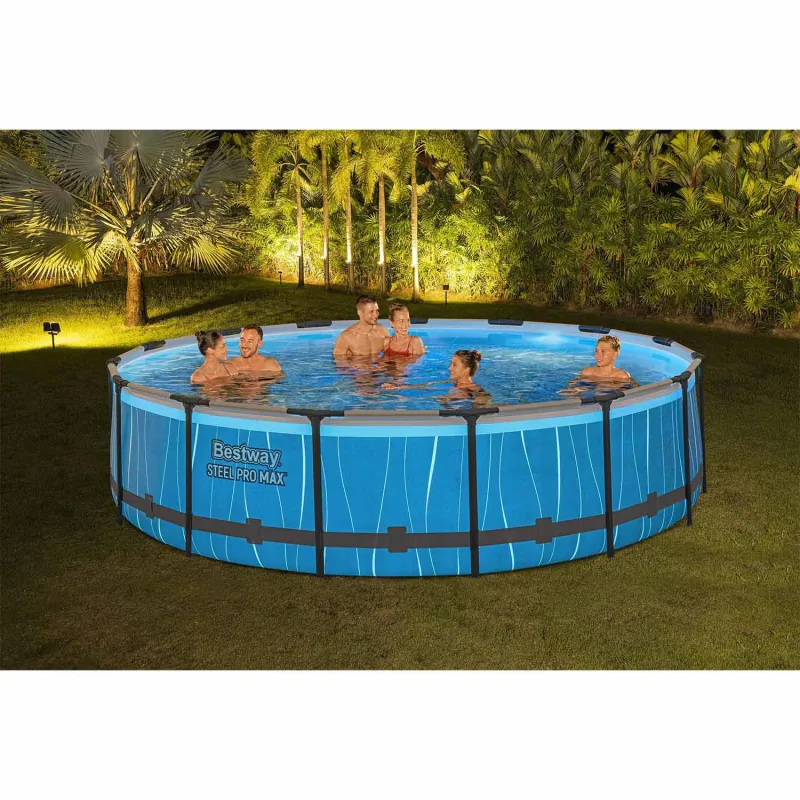 Piscine de jardin bleue, idéale pour se détendre à l'extérieur