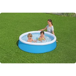 Piscine pour enfants offrant joie et fraîcheur lors des journées chaudes