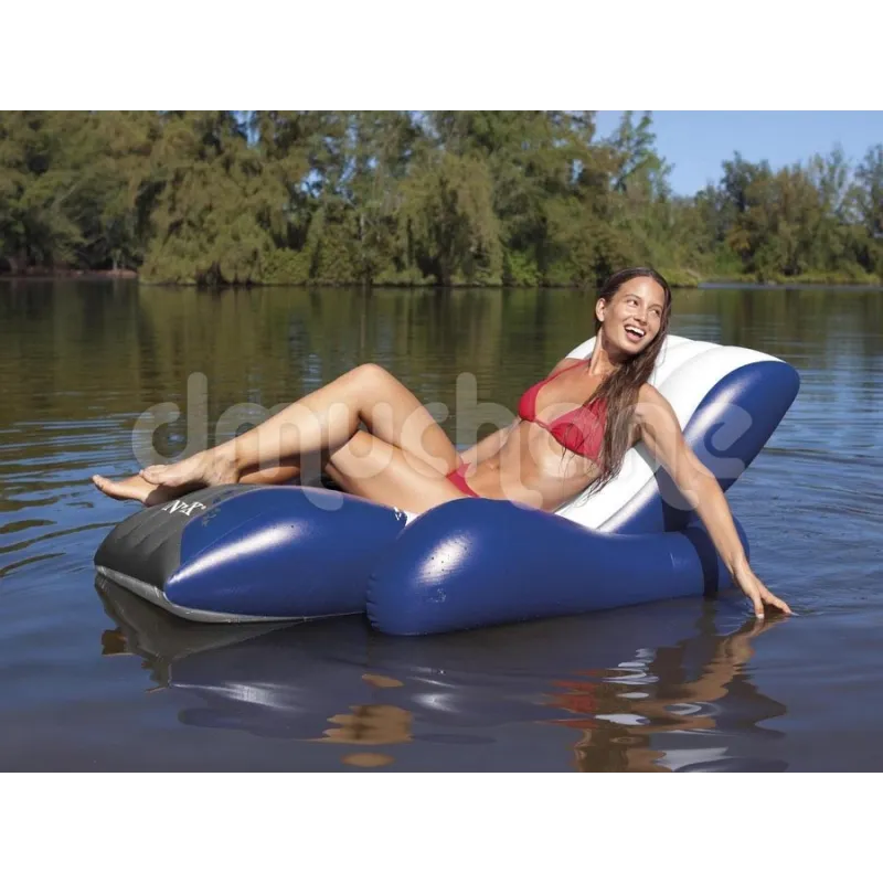 Matelas gonflable bleu pour la natation, parfait pour les journées d'été à la piscine