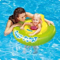 Fauteuil gonflable bleu clair, parfait pour s'amuser dans l'eau