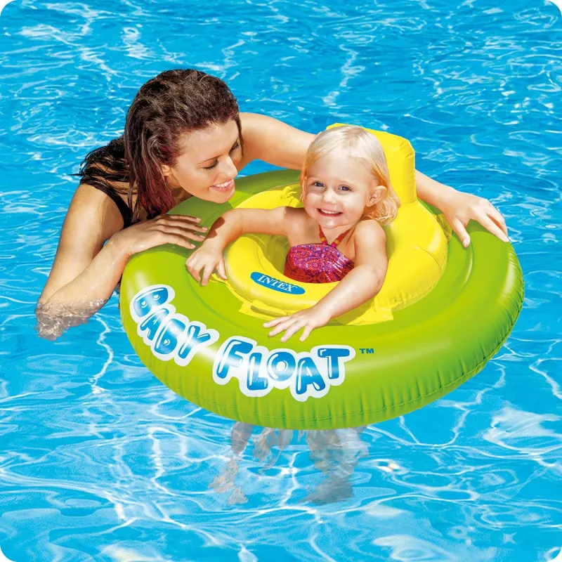 Fauteuil gonflable bleu clair, parfait pour s'amuser dans l'eau