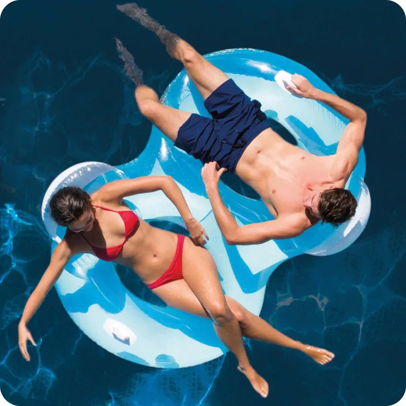Fauteuil gonflable bleu, parfait pour les journées d'été au bord de l'eau