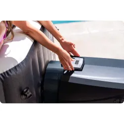SPA gonflable avec hydromassage, parfait pour des rencontres entre amis dans le jardin