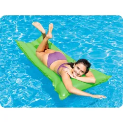 Matelas de natation vert, parfait pour se détendre dans le jardin ou à la plage