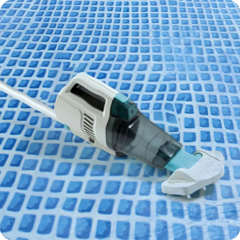 Aspirateur de piscine avec poignée ergonomique, excellent pour nettoyer l'eau