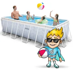 Piscine de jardin bleue, parfaite pour les journées d'été au jardin