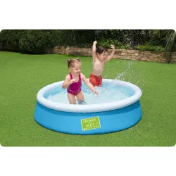 Piscine parfaite pour enfants lors des journées d'été, idéale pour jouer dehors