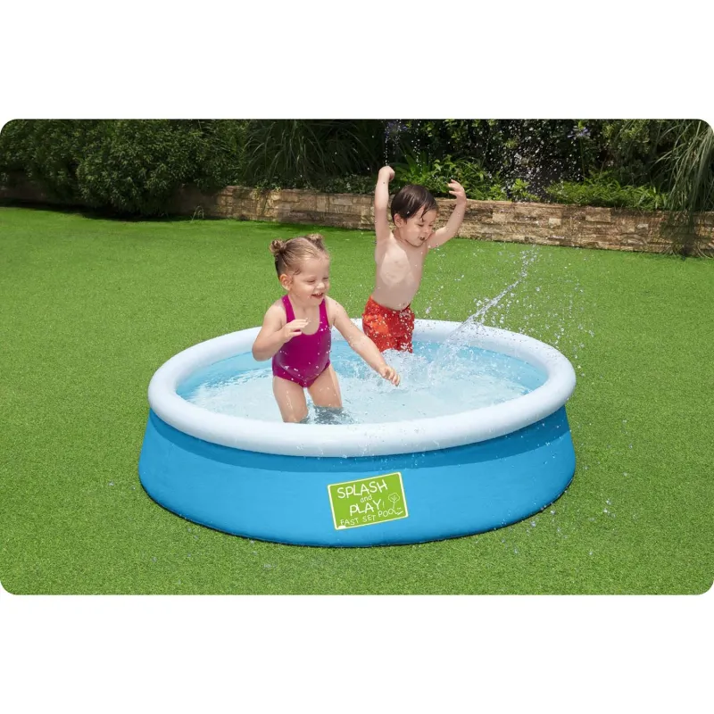 Piscine parfaite pour enfants lors des journées d'été, idéale pour jouer dehors